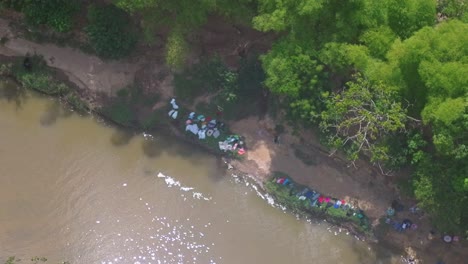 toma aérea superior de mujeres lavando el río niños haitianos rio masacre