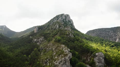 Drone-Volando-Sobre-La-Ladera-De-Una-Montaña