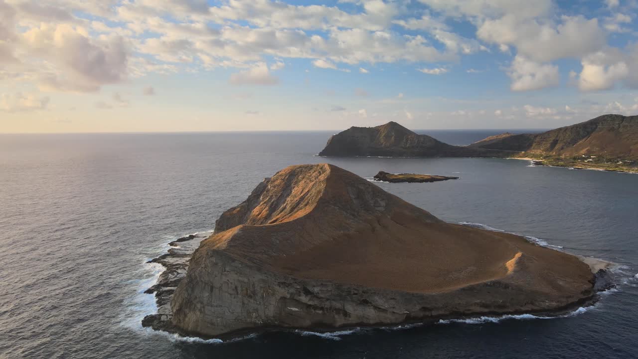 imágenes de drones lentas y constantes de la isla manana o la isla conejo en hawaii