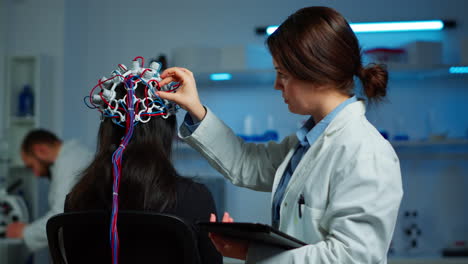 Paciente-Mujer-Que-Usa-Auriculares-De-EEG-De-Alto-Rendimiento-Que-Escanean-El-Cerebro