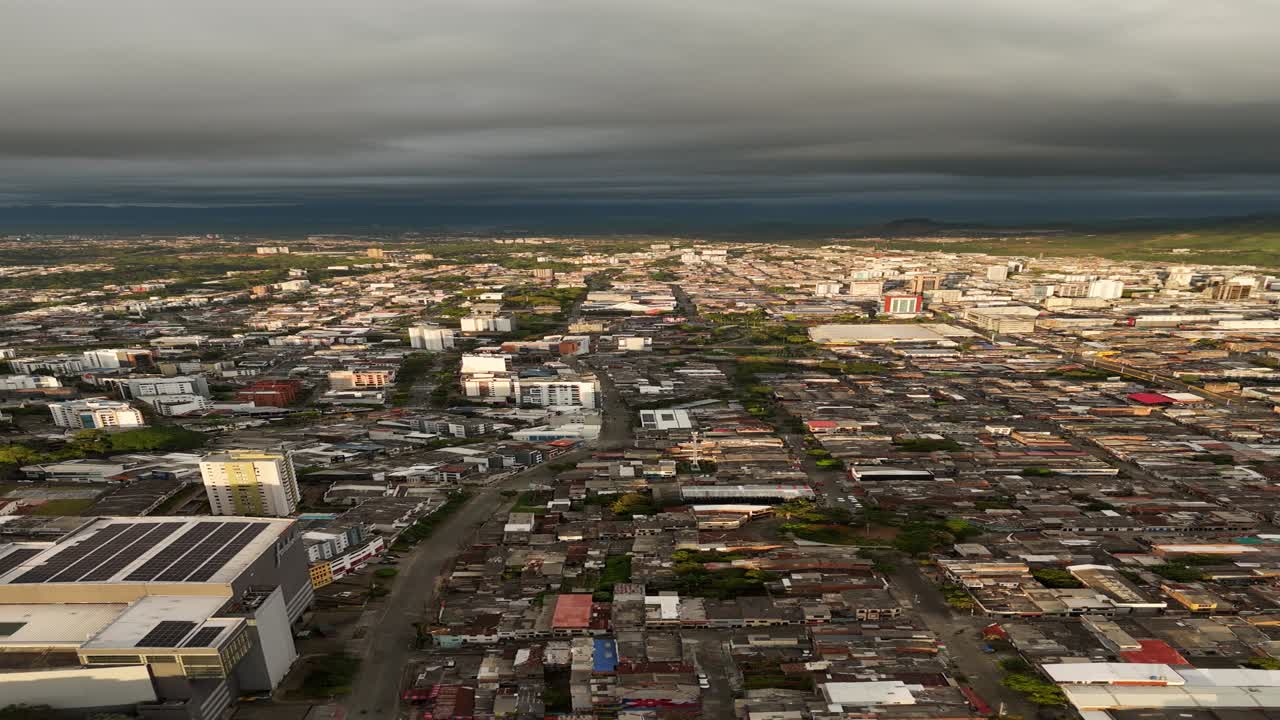 Vista aerea dello skyline di una città colombiana in pieno giorno.