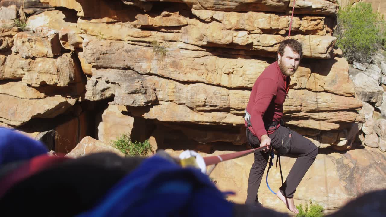 atleta de línea alta equilibrando en cuerda slackline 4k