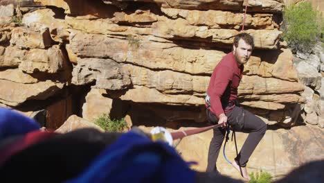 Atleta-De-Línea-Alta-Balanceándose-Sobre-Una-Cuerda-Slackline-4k