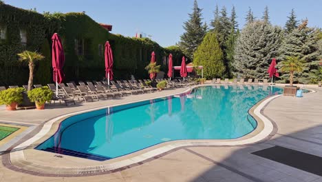 agua de la piscina, sillas de sol en cámara lenta