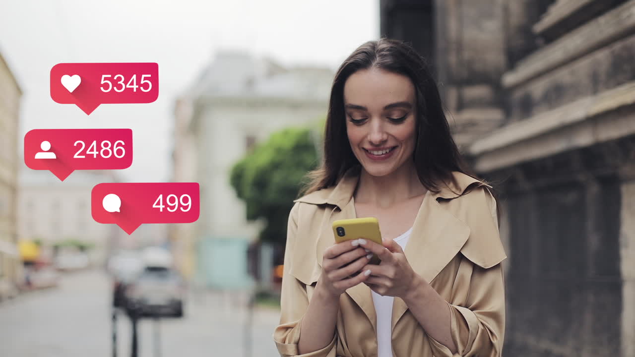 Jovem mulher verificando alegremente as notificações de redes sociais no seu telefone.
