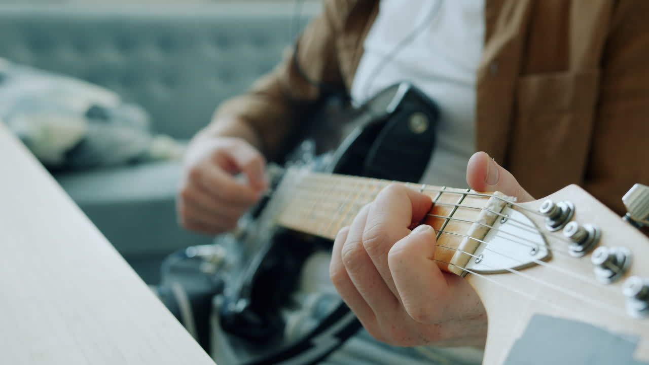 persona que toca la guitarra eléctrica