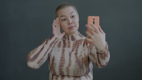 mujer tomando una selfie