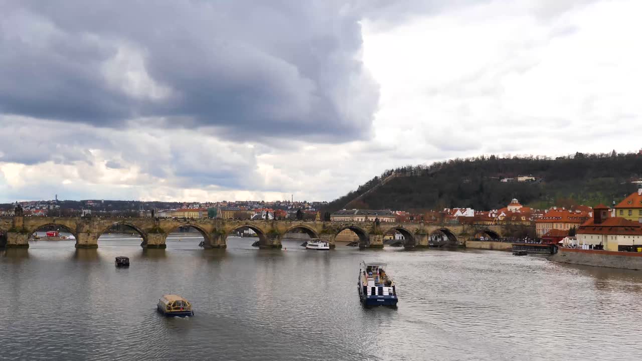 ferries en el río vltava que pasa por debajo del puente carlos, praga, república checa