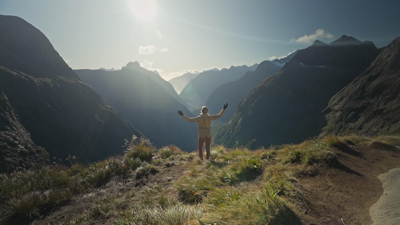 mujer alegre extendiendo los brazos y mirando a su alrededor vista panorámica, gertrude saddle