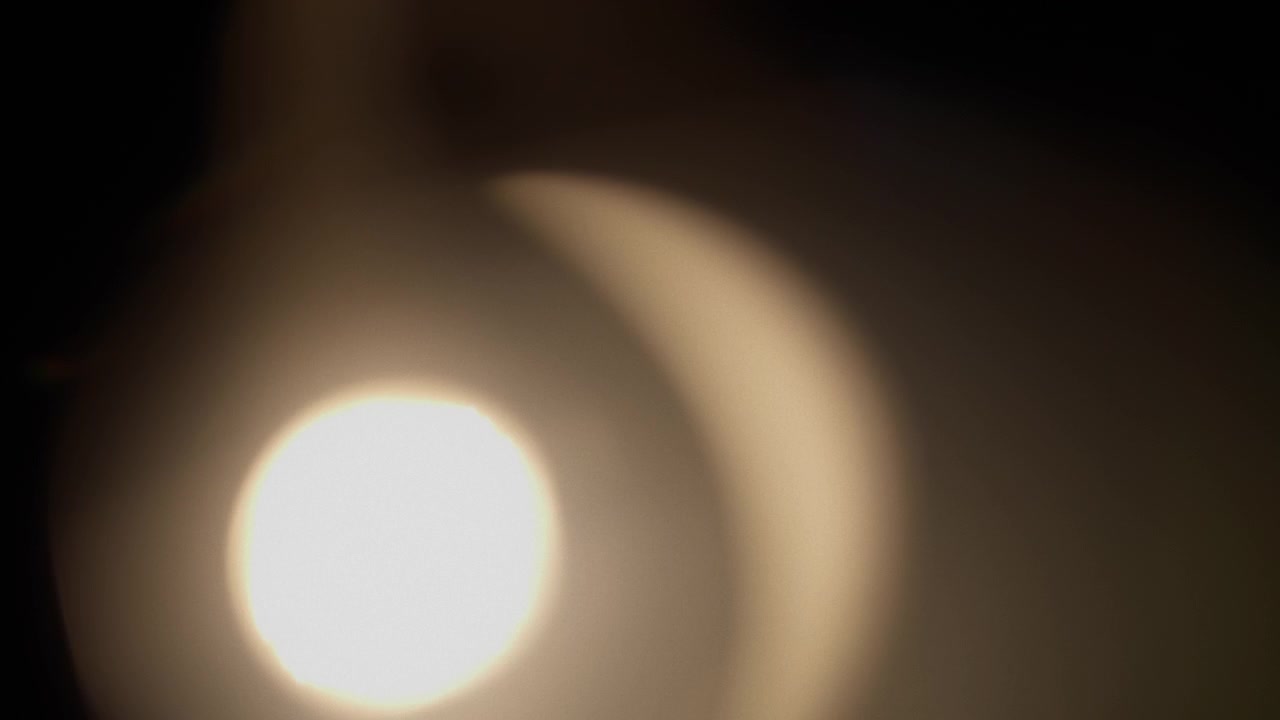 Pacchetto di effetti di luce arcobaleno al rallentatore creati da rifrazioni di prismi di vetro