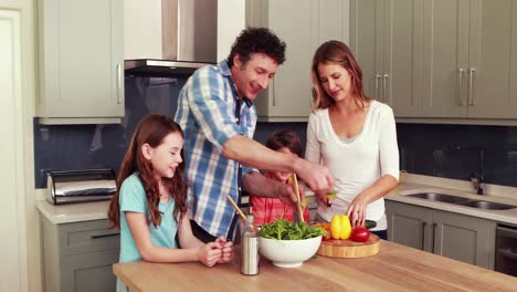 Glückliche-Familie,-Die-Gemeinsam-Salat-Zubereitet