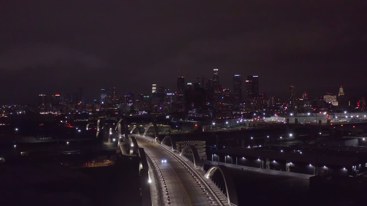 아래 6번가 다리와 함께 로스앤젤레스 다운타운 스카이라인의 공중 뷰