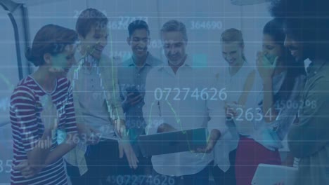 animación del procesamiento de datos financieros sobre diversos colegas sonriendo mirando la computadora portátil en la oficina.