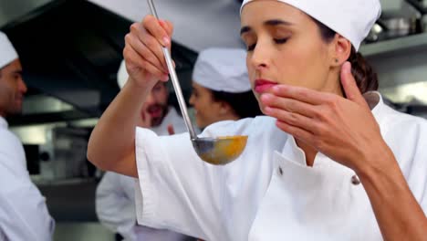 chef degustando comida en la cocina