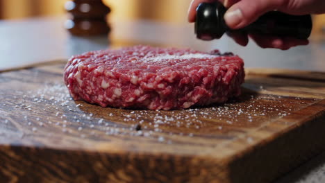 preparando una hamburguesa cruda