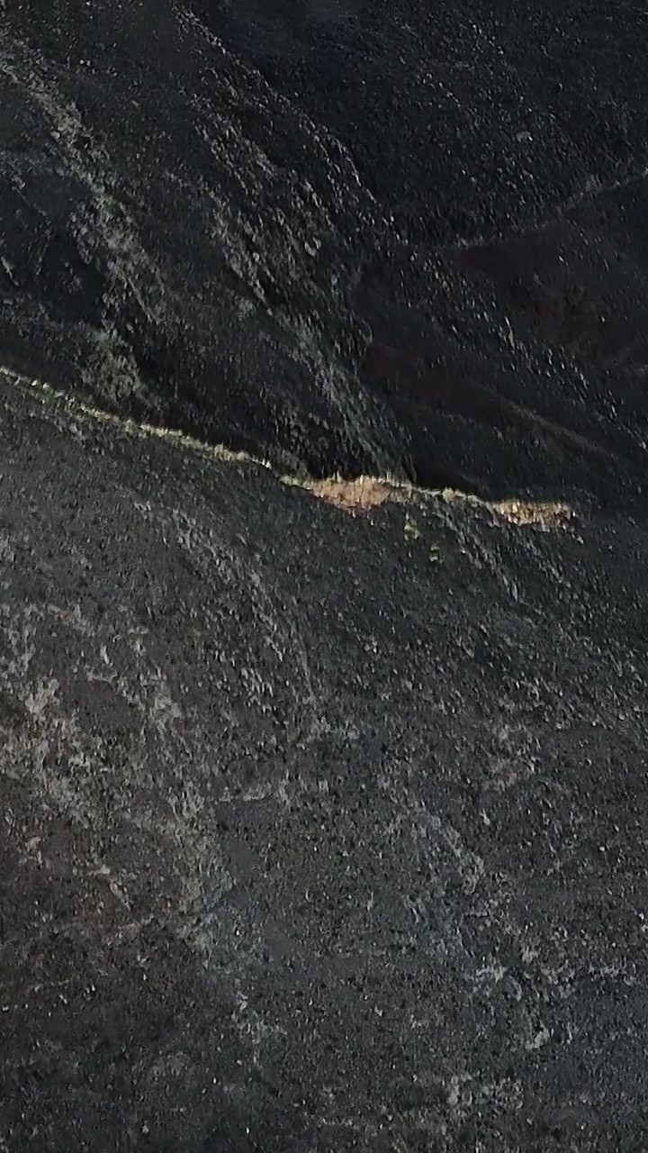 Paesaggio vulcanico a Fuerteventura che mostra un terreno roccioso visto dall'alto