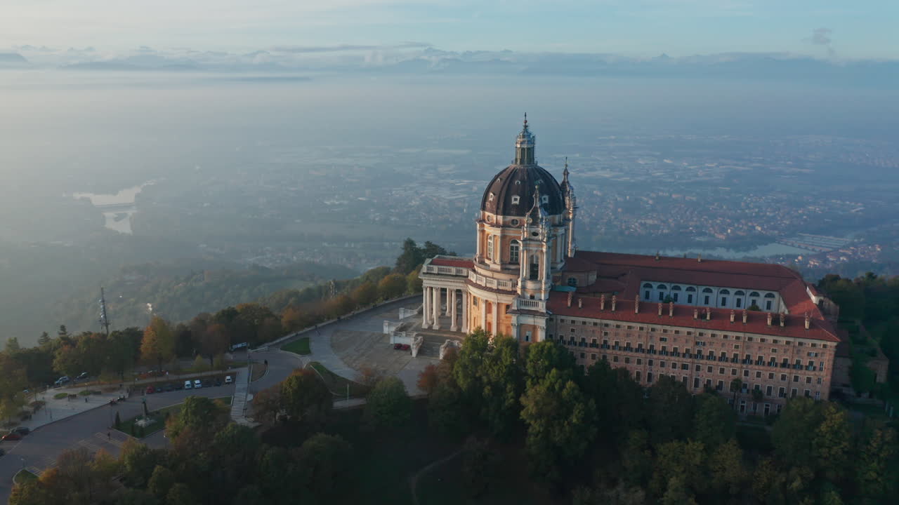 Luftoptagelse af Superga ved solnedgang, Torino, Italien
