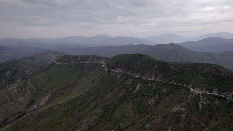 &quot;Goldene-Stunde&quot;-Frontales-Drohnenvideo,-Das-Sich-über-Die-Berge-Von-Sh22-In-Albanien-Bewegt,-über-Der-Straße-Auf-Der-Spitze-Des-Hügels