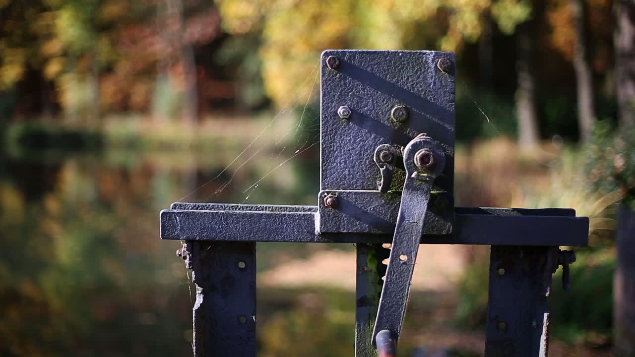 старый шлюз для регулирования потока воды в ручье