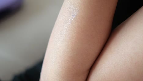 primer plano de la piel seca en un brazo