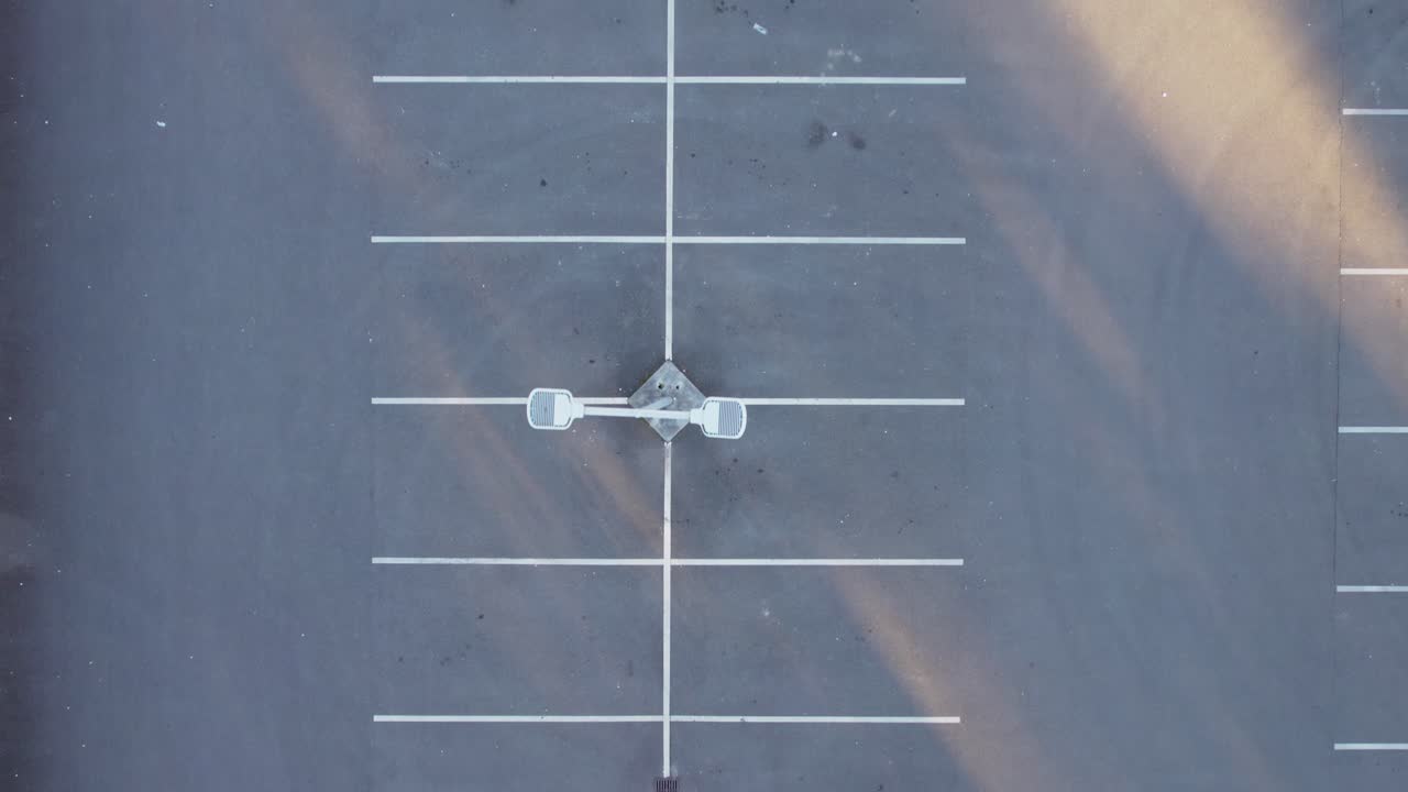 도시의 빈 주차장, 주차 공간 경계