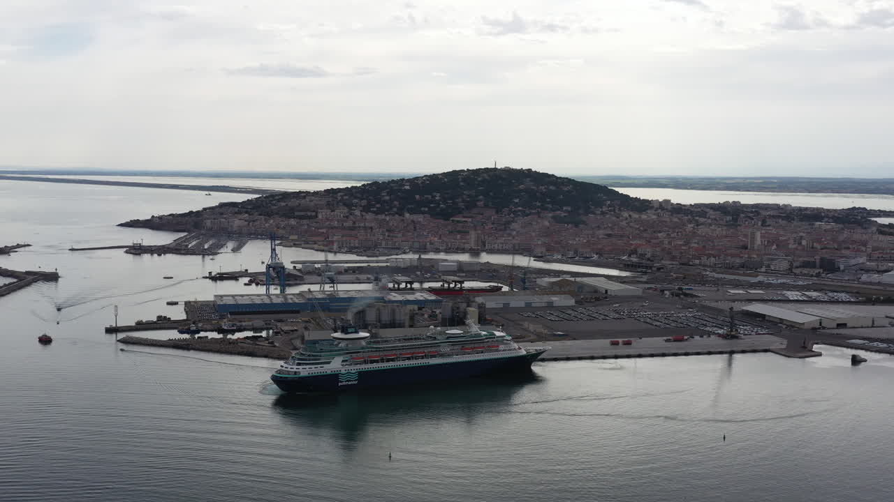 프랑스 세테 항구에서 출발하는 크루즈 선박의 공중 사진
