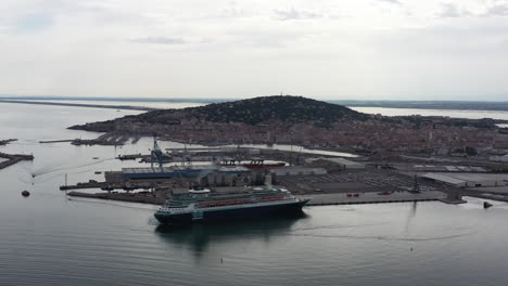 vista aérea de un crucero que sale del puerto de sète, francia