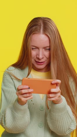 mujer feliz jugando simulador de carreras de conducción shooter videojuegos en el teléfono inteligente celebrar la victoria ganar