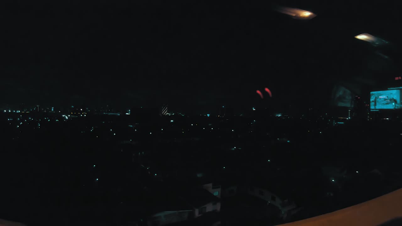 montando por la carretera en bangkok por la noche.