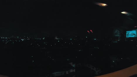 montando por la carretera en bangkok por la noche.