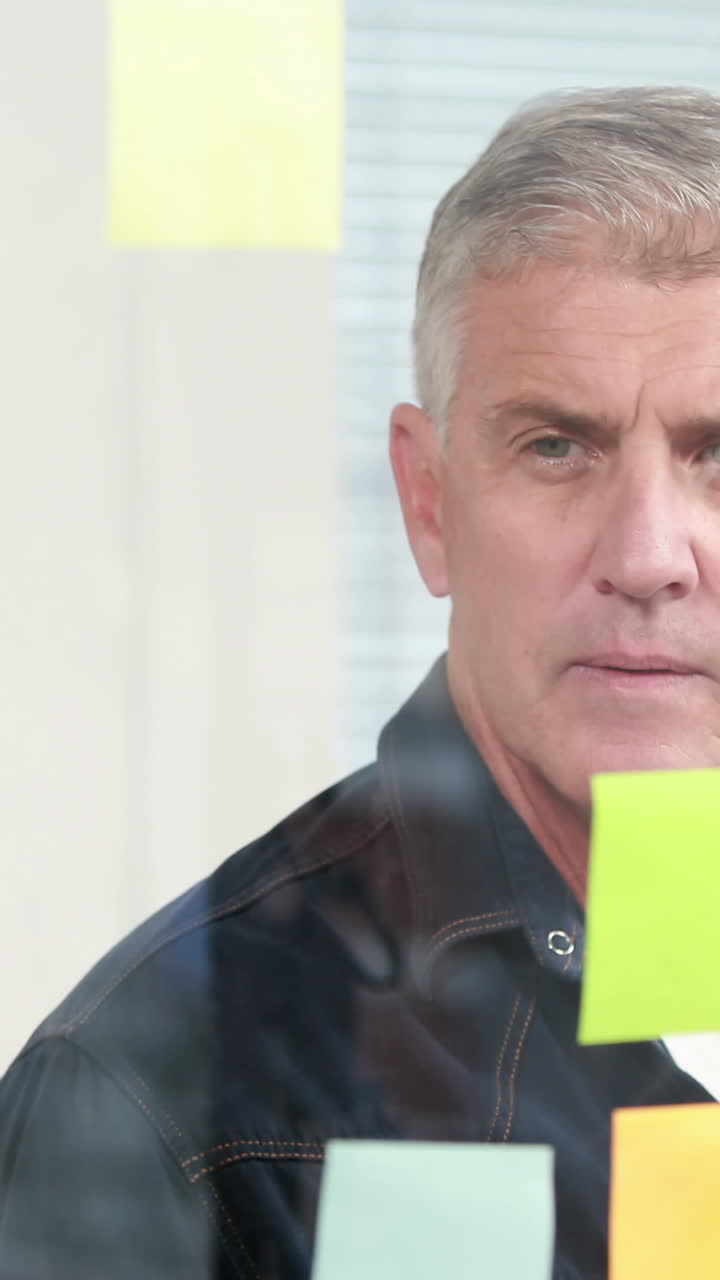 un hombre de negocios creativo mirando post-it