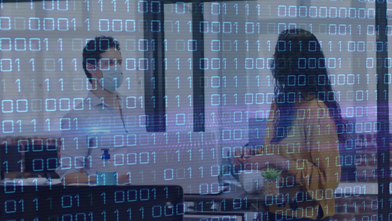 animación de códigos binarios en bucle sobre diversos compañeros de trabajo que usan máscaras discutiendo informes