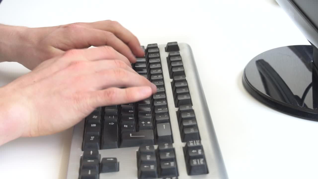 hombre escribiendo en el teclado de la computadora