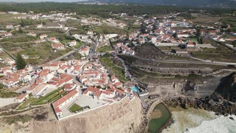 Vista-Panorámica-Aérea-De-Azenhas-Do-Mar-Hermosa-Ciudad-En-La-Cima-De-Los-Acantilados-Oceánicos,-Portugal