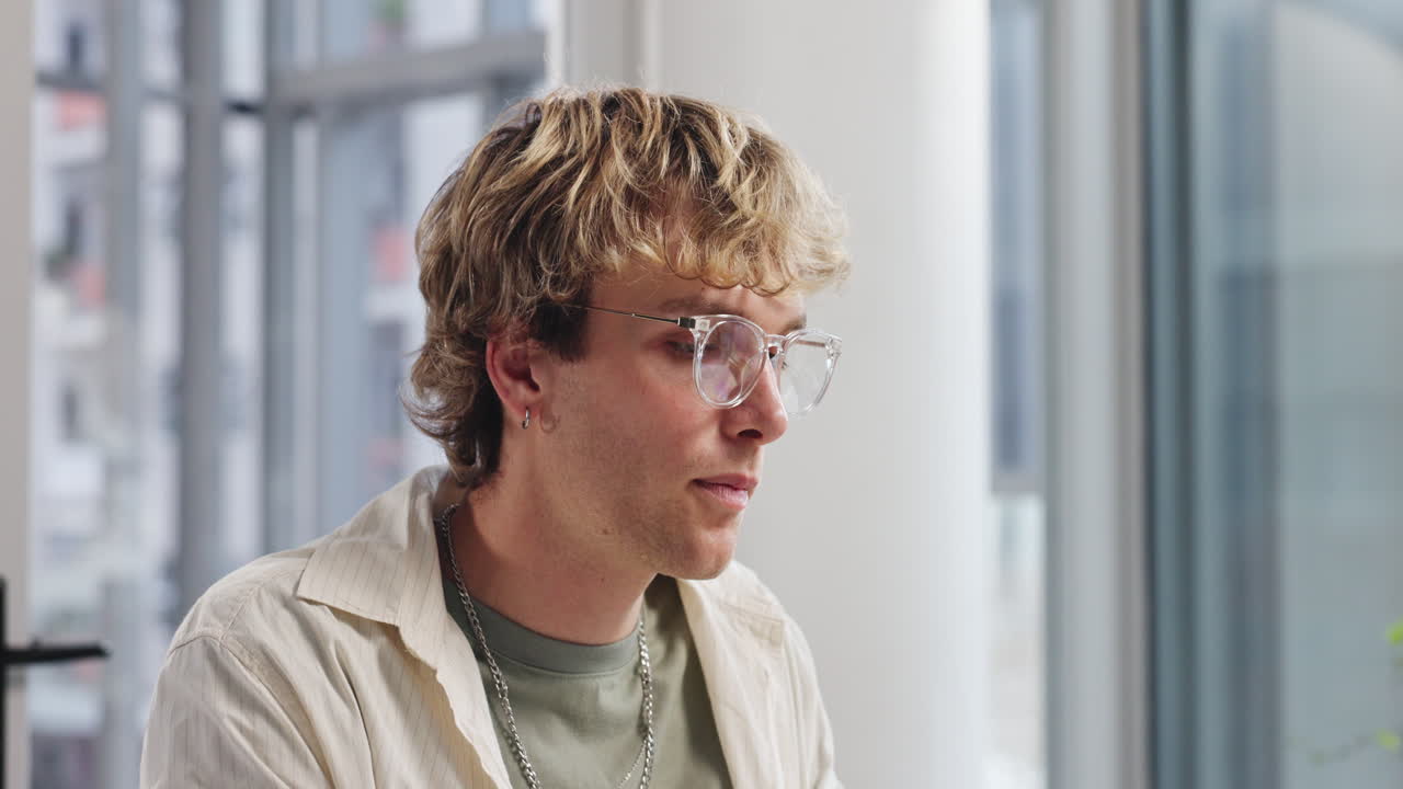 retrato de un hombre con gafas