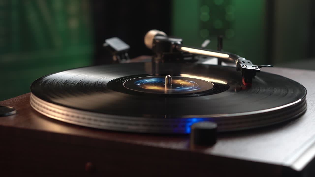 Primo piano di un disco in vinile long play che gira su un giradischi vintage