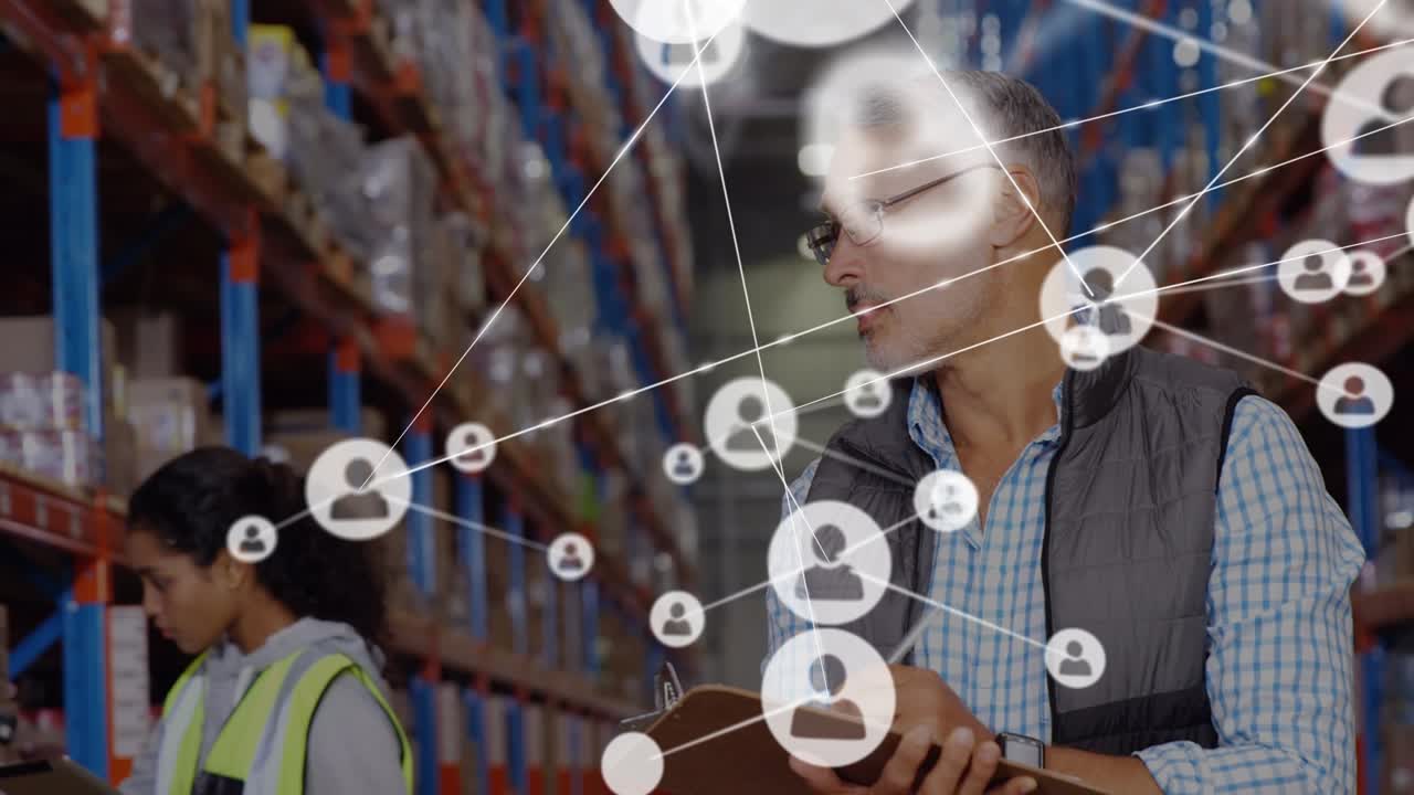 Animazione di reti di connessione con icone di persone su un uomo caucasico che lavora in un magazzino.