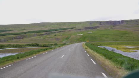 conducir en la carretera de circunvalación en el paisaje de islandia, punto de vista del conductor