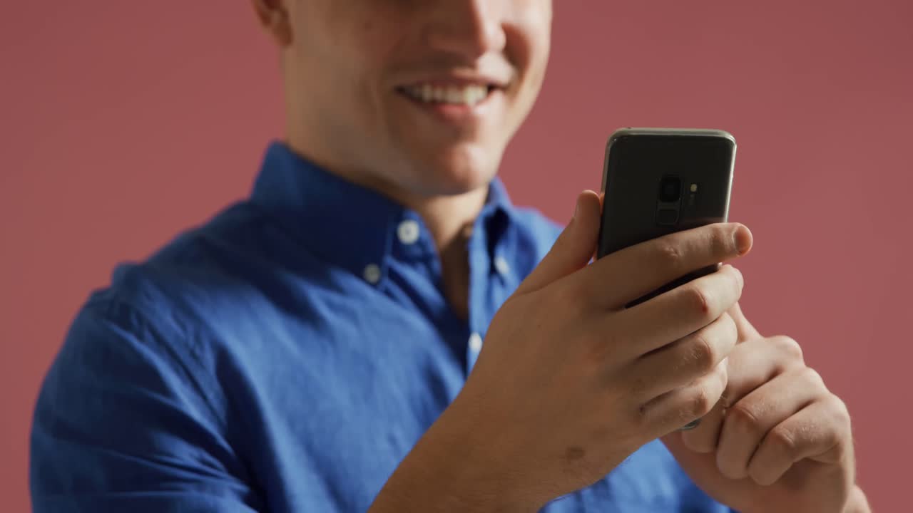 스마트 폰을 사용하는 사람