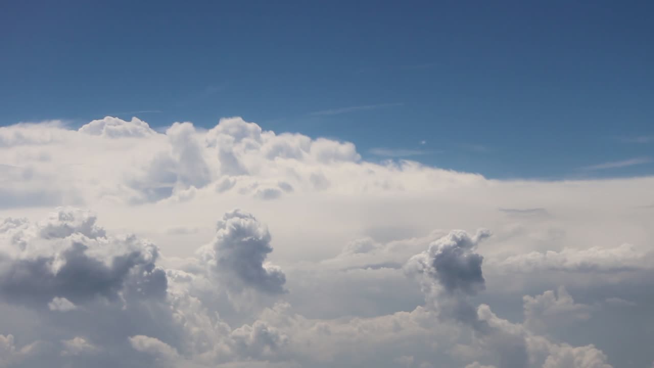 창문 좌석에서 하늘을 볼 수 있습니다.
