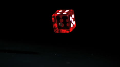 los dados rojos cayendo y rebotando de cerca