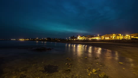 Timealapse:-Playa-De-Mar-De-Spiaggia-Marina-Vecchia-Por-La-Noche-Con-Vista-Iluminada-Del-Resort-En-Avola,-Eloro,-Italia