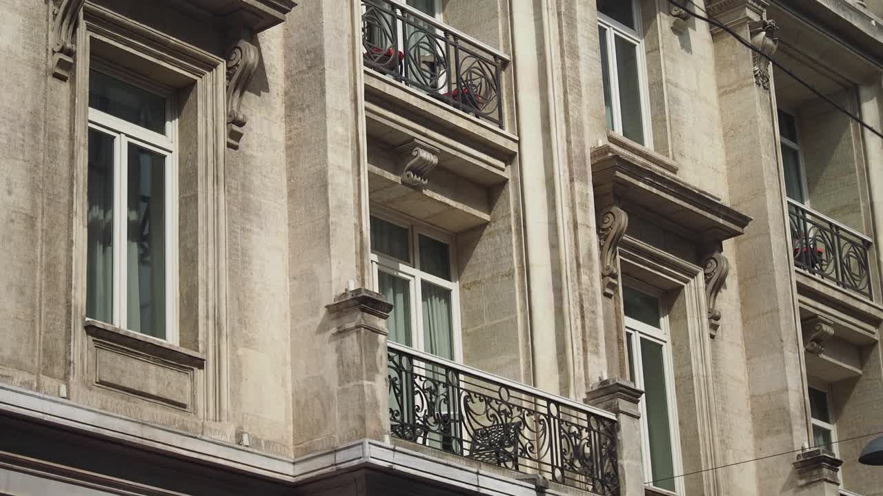primer plano de una fachada de edificio ornamentada con balcones