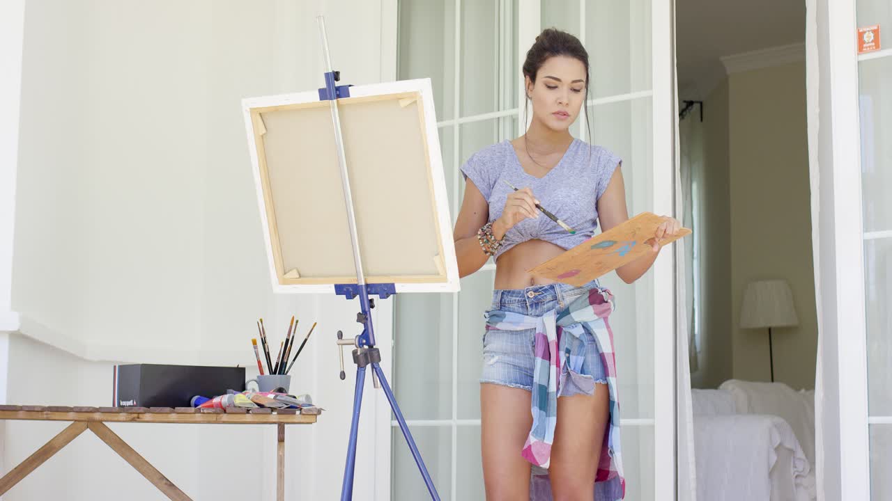 atractiva mujer artista pintando en su patio