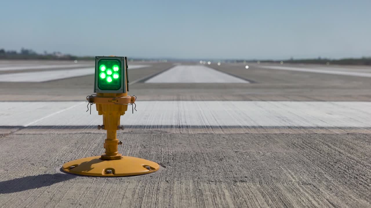 luz verde en la pista de aterrizaje del aeropuerto que indica que está listo para el despegue o el aterrizamiento, día brillante