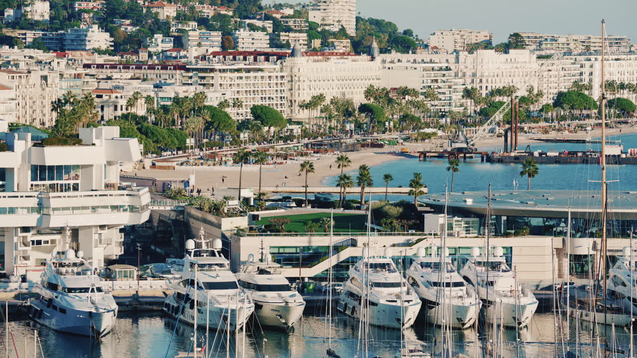 Campo lungo di un lussuoso porto turistico con yacht ormeggiati lungo una costa mediterranea blu