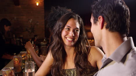 una pareja disfrutando de una noche en un bar de cócteles filmado en r3d
