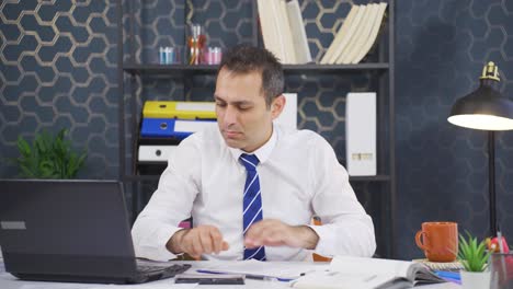 estornudo. un hombre de negocios enfermo.
