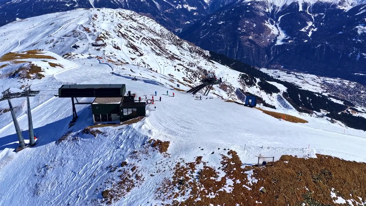 Montagne innevate e impianto di risalita a Serfaus-Fiss-Ladis, Austria, paesaggio alpino invernale panoramico