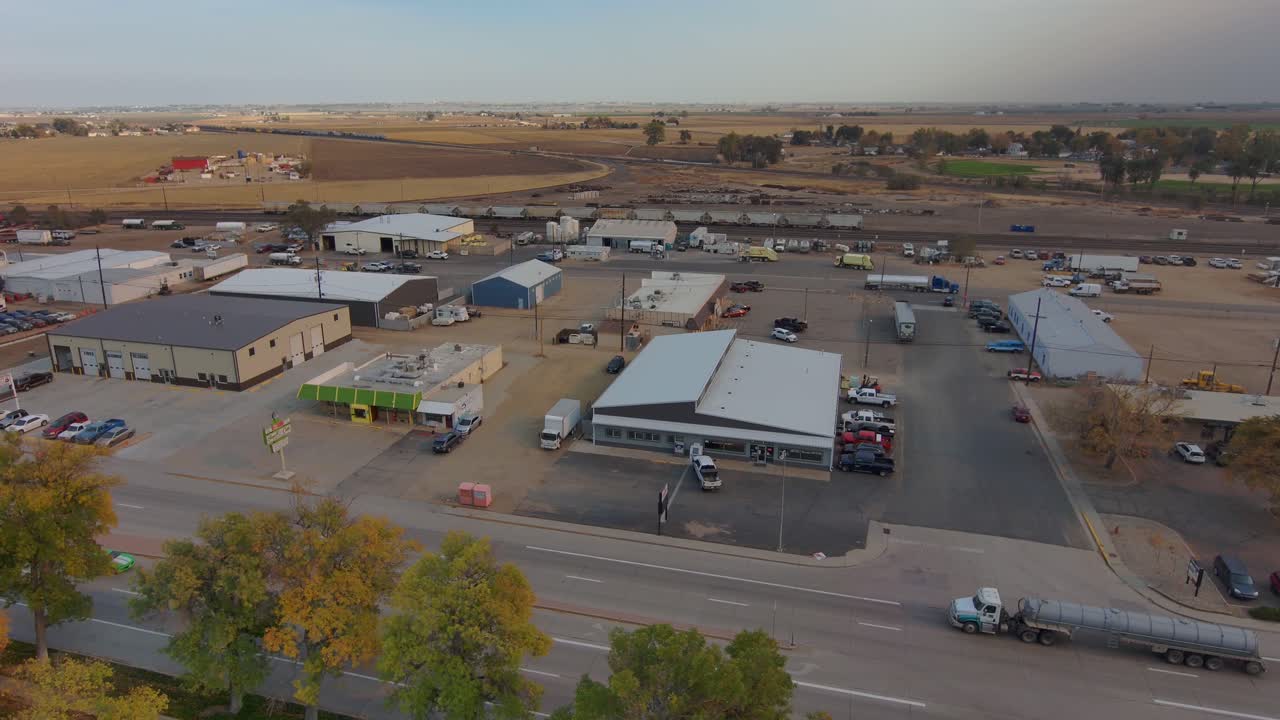 una órbita alta izquierda de un parque industrial en una pequeña comunidad rural